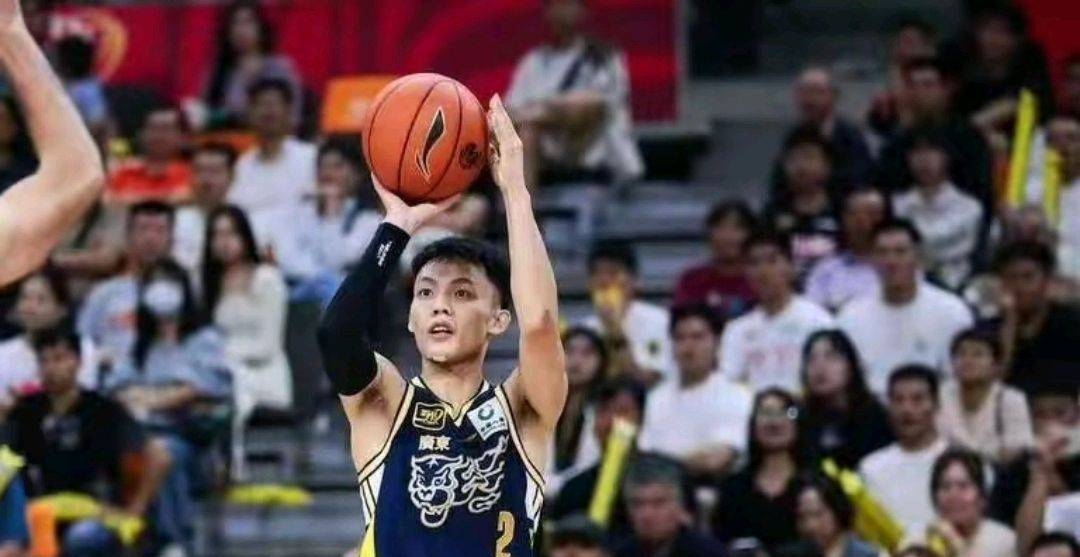 包含广东宏远遭遇广州队挑战，胜负难料的词条