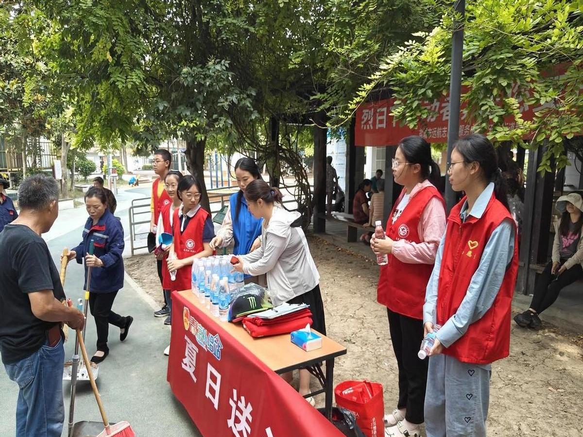 球员们参加社区义工活动，关爱弱势群体