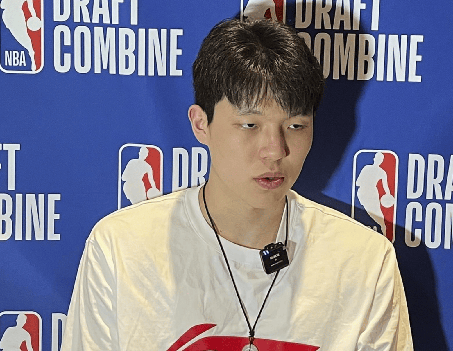 杨瀚森谈首秀最满意一点直言比赛节奏快喘不上气(杨瀚森表示对夏联首秀不紧张)