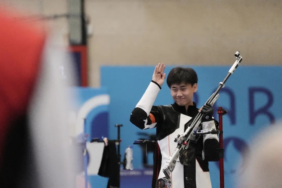 九游体育-射击女选手稳扎稳打取得胜利(荣获2024年度实弹射击比赛第一名)